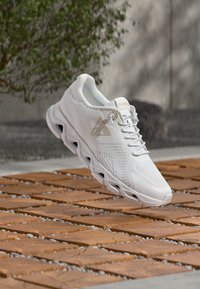 Non sélectionné, white