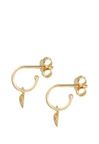Orecchini a cerchio in oro con un design circolare e un ciondolo a forma di foglia appeso a ciascuno. Texture liscia con una finitura lucida.