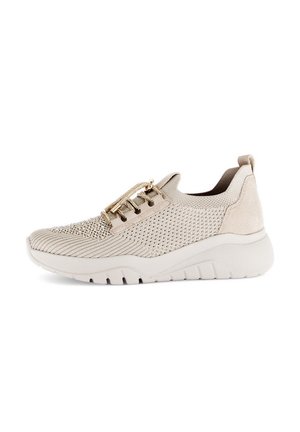 Basket tricotée beige clair avec semelle blanche épaisse, design sans lacets et accents décoratifs en lacets élastiques dorés sur le côté.