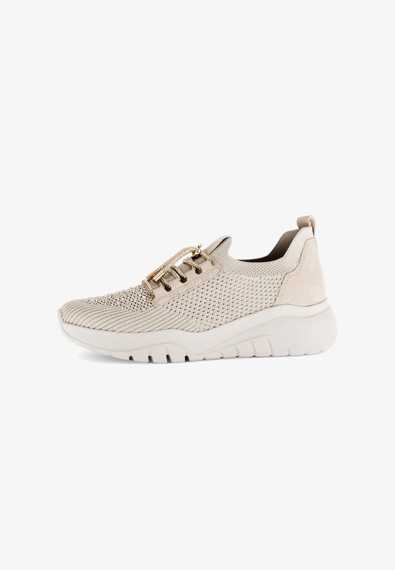 Basket tricotée beige clair avec semelle blanche épaisse, design sans lacets et accents décoratifs en lacets élastiques dorés sur le côté.
