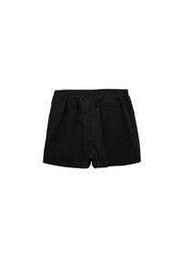 Shorts noirs en tissu léger, avec une taille élastique et une coupe ample. Comprend deux poches latérales et aucun motif visible.