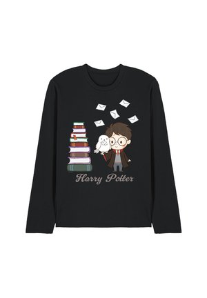 Schwarzes Langarmshirt mit einem Cartoon von Harry Potter, der eine weiße Eule hält, sieben fliegende Umschläge, einem Stapel Bücher und dem Text "Harry Potter" darunter.