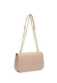Borsa a tracolla rettangolare beige in pelle con doppia catena dorata e spallina in pelle, mostrata su uno sfondo bianco.