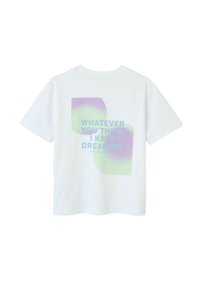 T-shirt blanc à manches courtes avec des formes pastel violet et vert ainsi qu'un texte bleu au dos disant « QUOI QUE TU PENSES, JE CONTINUE DE RÊVER ».