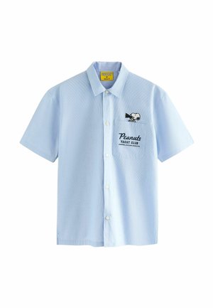 Hellblaues kurzärmeliges Hemd mit Knöpfen, mit der Aufschrift "Peanuts Yacht Club" und einer Snoopy-Illustration auf der Brusttasche.