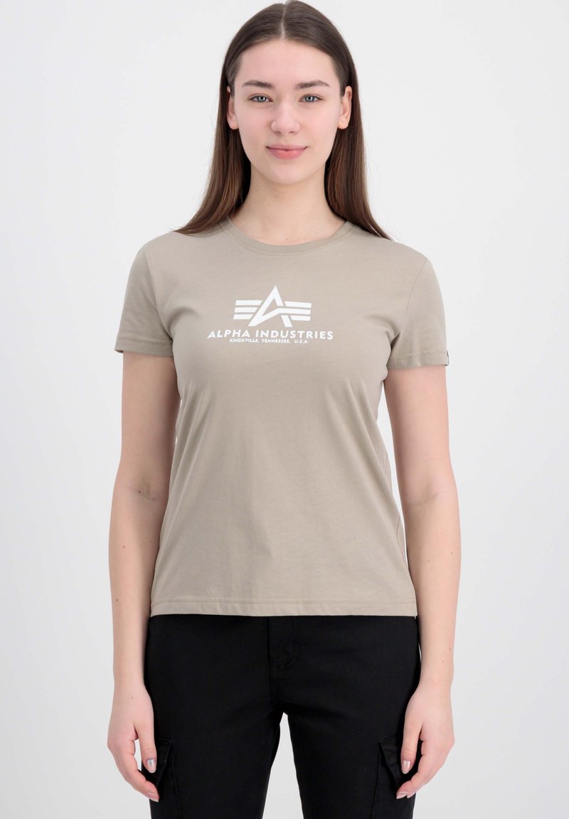 T-shirt en coton beige avec un logo graphique et un texte blancs, col rond, manches courtes et silhouette ajustée.