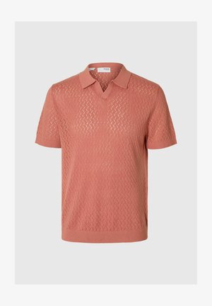 Koszulka polo krótki rękaw w kolorze koralowym z teksturowanym wzorem diamentowym, dekoltem w serek oraz ściągaczami przy mankietach i u dołu. Wykonana z lekkiego materiału dzianinowego.