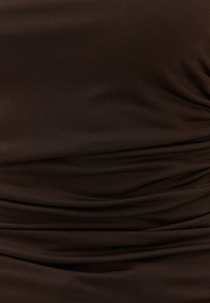 Tissu marron foncé avec des fronces horizontales créant des plis doux et une texture.