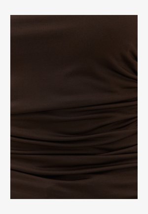 Tissu marron foncé avec des fronces horizontales créant des plis doux et une texture.