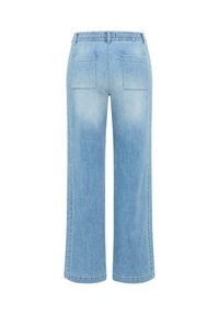 Hellblaue, weit geschnittene Jeans aus Denim mit elastischem Taillenbund und zwei aufgesetzten Gesäßtaschen, von hinten auf weißem Hintergrund gezeigt.