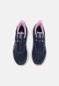 Baskets de sport en maille marine avec accents roses, présentant un haut texturé, une semelle blanche et un design à lacets. Affichant le logo de la marque sur la languette.