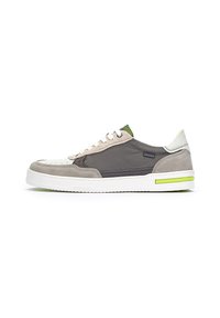 La zapatilla presenta una parte superior texturizada en gris y beige con un acento verde, una suela blanca y un diseño de cordones, mostrando un estilo atlético moderno.