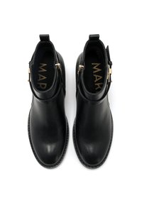Botas de tobillo de cuero negro con un acabado suave, paneles laterales texturizados y herrajes en tono dorado. Presentan un tacón bajo apilado y cierre con cremallera.