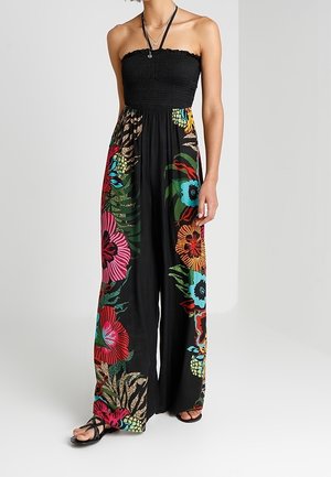 Czarny kombinezon bez ramiączek z marszczonym stanem i szerokimi nogawkami ozdobiony kolorowymi kwiatowymi i tropikalnymi wzorami. Lekka tkanina, casualowy krój.