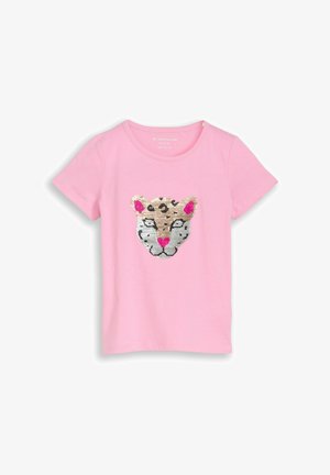 Camiseta infantil de manga corta rosa con un rostro de leopardo de lentejuelas que presenta orejas y nariz rosas en el frente.