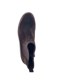 Bota corta de ante marrón con paneles laterales elásticos, punta redonda y lengüeta en el talón. Textura suave y diseño minimalista.