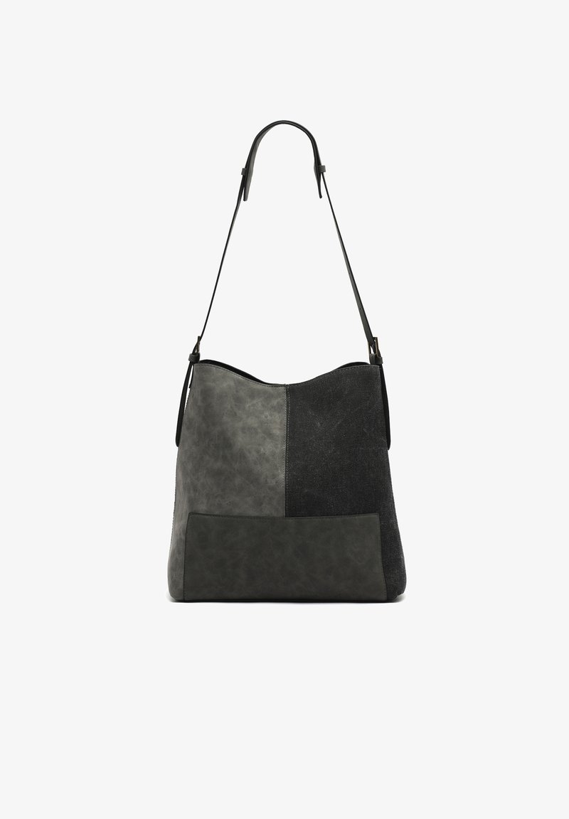 Nahka- ja farkkukankainen olkalaukku mustana ja harmaana, jossa on pehmeä pinta, kaareva yläosa ja etutasku litteällä pohjalla.