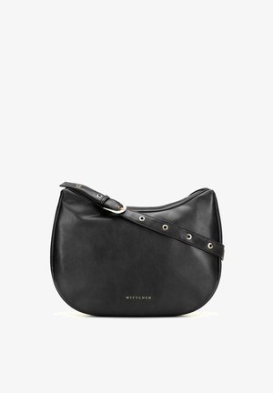 Bolso de hombro de cuero negro con correa ajustable y ojales dorados, con pequeño logo dorado "WITTCHEN" en el frente.