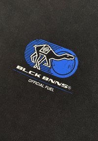 Zwart T-shirt met een blauw-witte afbeelding van een kameelsilhouet en de tekst "BLCK BNNS® OFFICIAL FUEL" eronder.