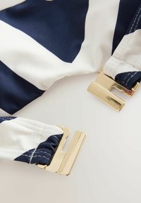 REGULAR FIT  - BANDEAU - Vrchný diel bikín - navy white chevron