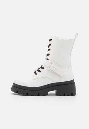 Enkellaarsjes met plateauzool - white