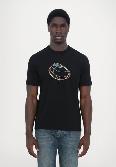T-shirt noir à manches courtes présentant un motif circulaire abstrait et coloré. Fabriqué en tissu doux avec une coupe régulière, idéal pour une tenue décontractée.