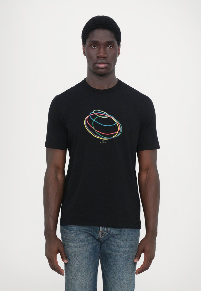 T-shirt noir à manches courtes présentant un motif circulaire abstrait et coloré. Fabriqué en tissu doux avec une coupe régulière, idéal pour une tenue décontractée.