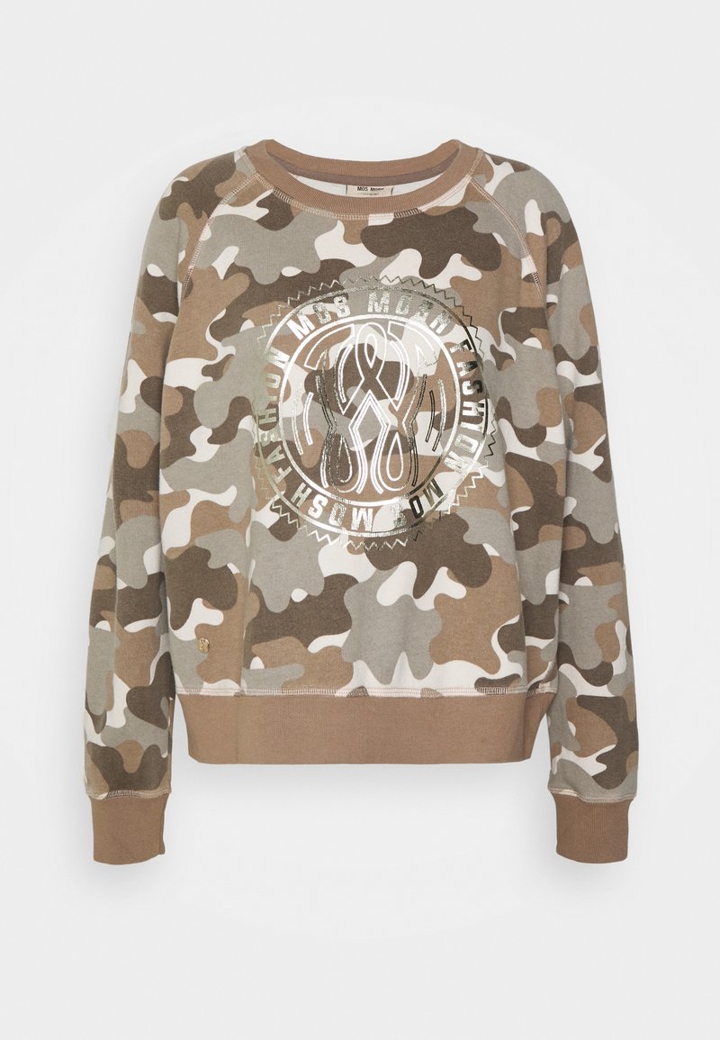 Sweatshirt à col rond à manches longues avec un motif camouflage marron, beige et gris, et un logo circulaire argenté avec du texte sur le devant.