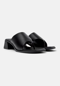 Svarte skinnslide sandaler med åpen tå-design, med blokkhæl og delt overdel for et moderne, minimalistisk utseende.