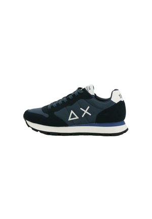 Sneaker blu navy e nero con suola bianca, lacci grigi, loghi geometrici sul lato e linguetta posteriore bianca con numero 19.