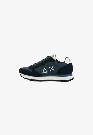 Sneaker blu navy e nero con suola bianca, lacci grigi, loghi geometrici sul lato e linguetta posteriore bianca con numero 19.