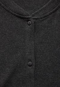 Tumegrå cardigan i en mjuk, strukturerad tyg. Har en rundad halslinning och två svarta knappar framtill. Enkel och funktionell design.