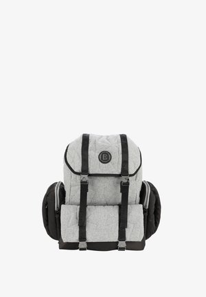 Szary quiltowany plecak z czarnymi akcentami, posiadający regulowane szelki, zamknięcie na klapkę oraz boczne kieszenie na zamek do przechowywania.