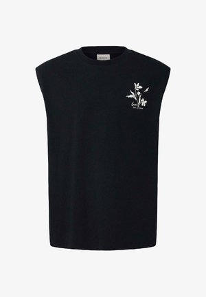 Svart ermeløs t-skjorte med hvitt blomsterdesign og teksten "Solid EST. 1999" på venstre bryst.