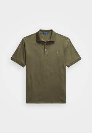 Oliven grønn poloskjorte laget av myk stoff, med en tre-knapps placket, korte ermer, og en liten brodert logo på brystet.