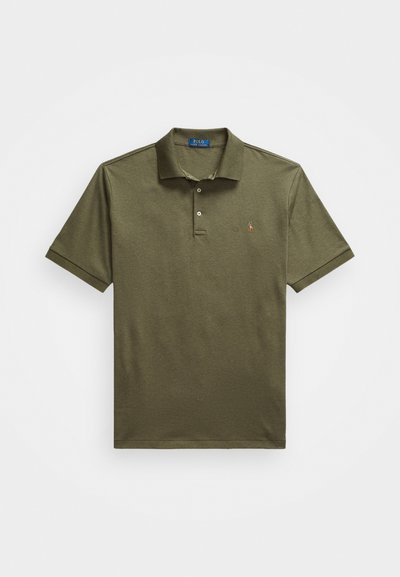 Πολυ έλαιου πράσινη polo μπλούζα από απαλό ύφασμα, με τρεις κουμπάκια στο λαιμό, κοντά μανίκια και ένα μικρό κεντημένο λογότυπο στο στήθος.