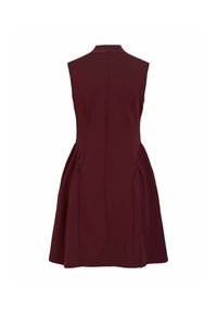 Robe sans manches bordeaux foncé avec col montant, corsage ajusté, jupe évasée et fermeture éclair visible dans le dos.