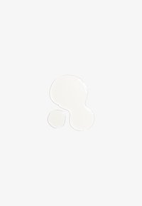 Deux gouttes translucides et rondes de liquide clair, l'une plus grande et l'autre plus petite, sur un fond blanc uni.