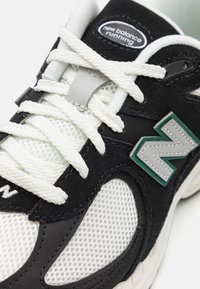 New Balance M2002 UNISEX - Sneakers laag - black