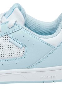 Sneaker azzurro chiaro con accenti bianchi, design perforato sul lato, materiale in pelle liscia e collo in rete strutturata. Presenta un dettaglio con logo.