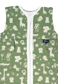 Grüner Schlafsack mit weißen Tiermotiven, ausgestattet mit einem Reißverschluss vorne und einer weichen Stoffoberfläche. Mit einem kleinen blauen Etikett verziert.