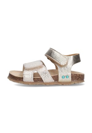 Open-toe sandaal voor kinderen met twee verstelbare metallic bandjes, kurken voetbed en een geribbelde zool, zijaanzicht op een witte achtergrond.