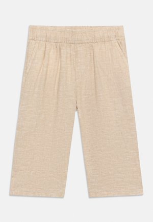 Pantalon beige coupe décontractée longueur genou avec taille élastique et poches latérales, en tissu léger texturé.