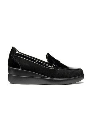 Mocasín negro de mujer con un tacón cuña bajo, fabricado con una combinación de ante y piel de charol brillante.