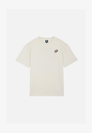 Kellettömänvalkoinen lyhythihainen T-paita, jossa pieni ruskea ja valkoinen sulava jäätelökuvio vasemmassa rinnassa.