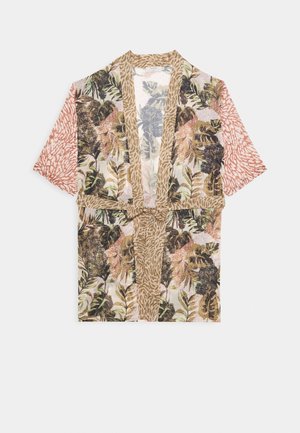 Kimono léger à manches courtes avec imprimé feuilles tropicales et animaux en beige, rose, vert et marron, noué à la taille.