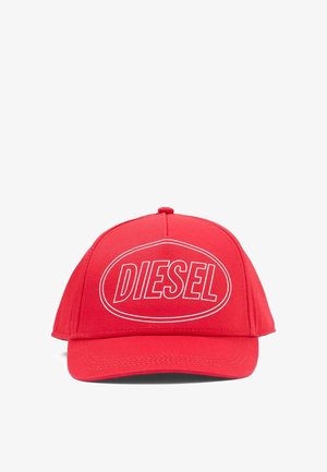 Rode baseballpet van stof met een gebogen klep. Voorzien van een wit rond logo met de tekst "DIESEL" in vetgedrukte letters.