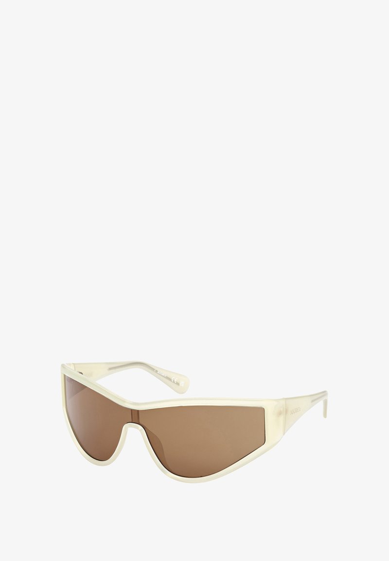 Aurinkolasit, joissa on vaaleankermanvärinen muovikehys, ruskeat tummennetut linssit ja urheilullinen muotoilu, johon kuuluu ympäröivä muoto ja sirotemppelit.