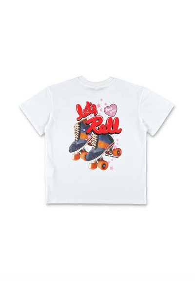 T-shirt bianco con una grafica colorata di pattini a rotelle vintage con ruote arancioni, testo rosso con la scritta "Let's Roll" e Stelle decorative.