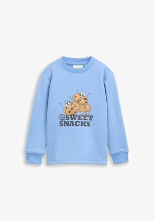 Jasnoniebieska koszula z długim rękawem z kreskówkowymi ciasteczkami z kawałkami czekolady i tekstem "Let's grab some sweet snacks" z przodu.